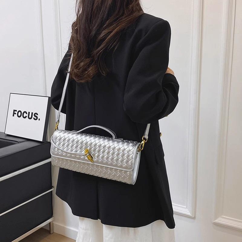Niche High-end Woven Shoulder Baguette Bag Fashionable and Exquisite Horizontal Hand-held Dinner Bag Versatile Women's Messenger Bag
