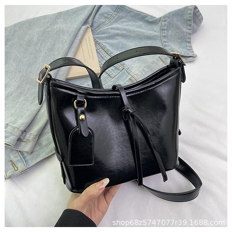 

Ретро большая сумка-тоут контрастного цвета 2025 новая текстура повседневная плечевая сумка-мессенджер текстурная модная сумка для поездок на работу чёрный