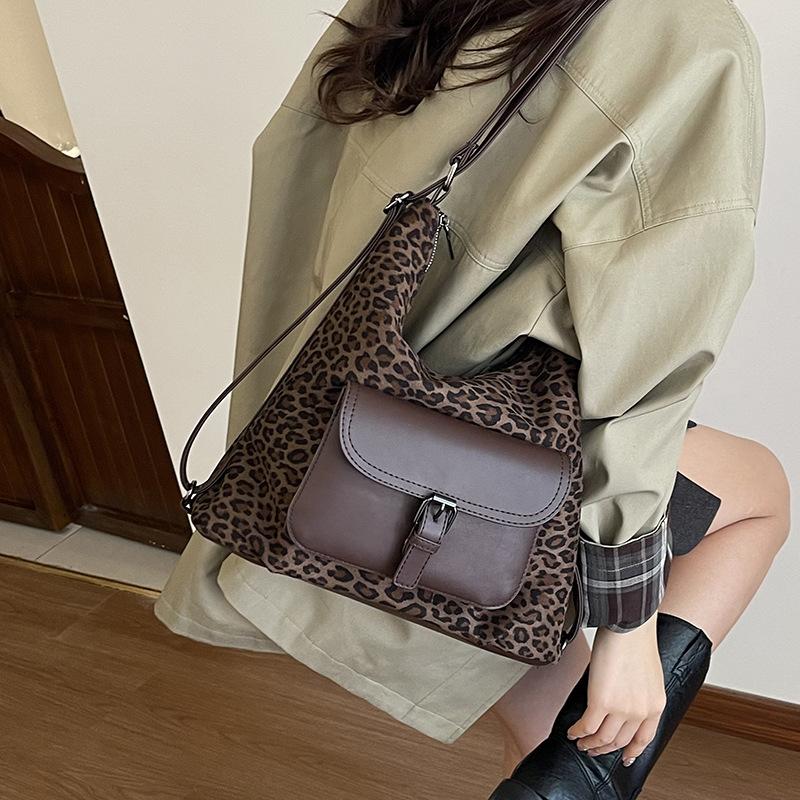 Large capacity bag women's new backpack leopard print travel backpack commuter shoulder messenger bag tide