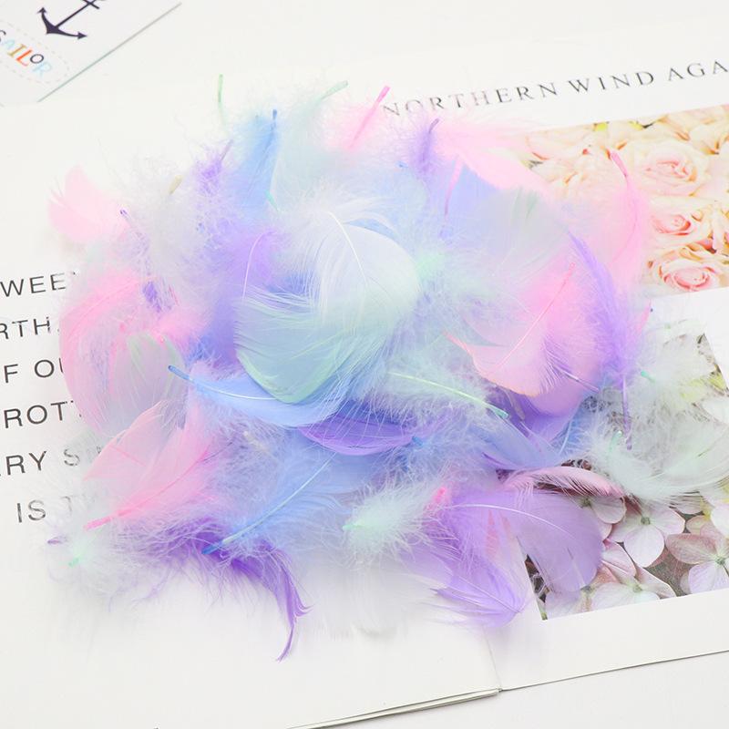 100 Stück 5-8 cm kleine flauschige Gänsefedern, farbig gefärbte Schwanenfedern für DIY Karnevalsparty-Dekoration, Bastelzubehör
