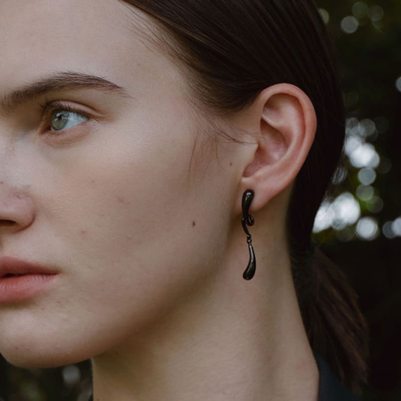 YUSOWA GROVE DROP EARRING (BLACK)