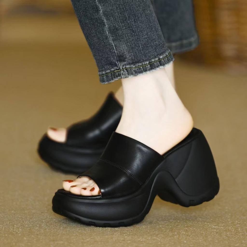 Thick-soled slippers for women's outer wear 2025 summer new models step on shit feeling thick-soled fashionable versatile comfortable height-increas