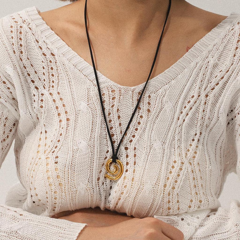 Moderne hohle Schneckenschalen-Anhänger-Halskette mit rundem Lederband – Einfache Mode für Frauen