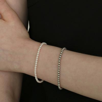Less Is More Pearl Bracelet (2 Color)