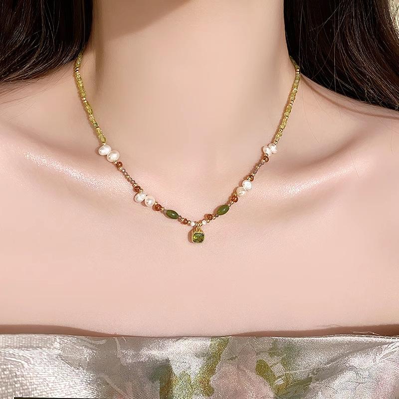 Light Luxury Pearl Choker Necklace Vintage Elegant Womens Necklace Fashion Versatile Crystal Collar Jewelry