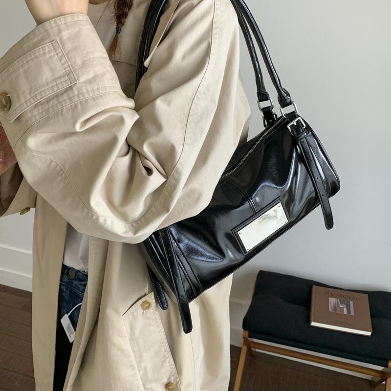 

Retro large-capacity bag women s 2025 new commuter versatile shoulder underarm bag going out portable tote pillow bag чёрный