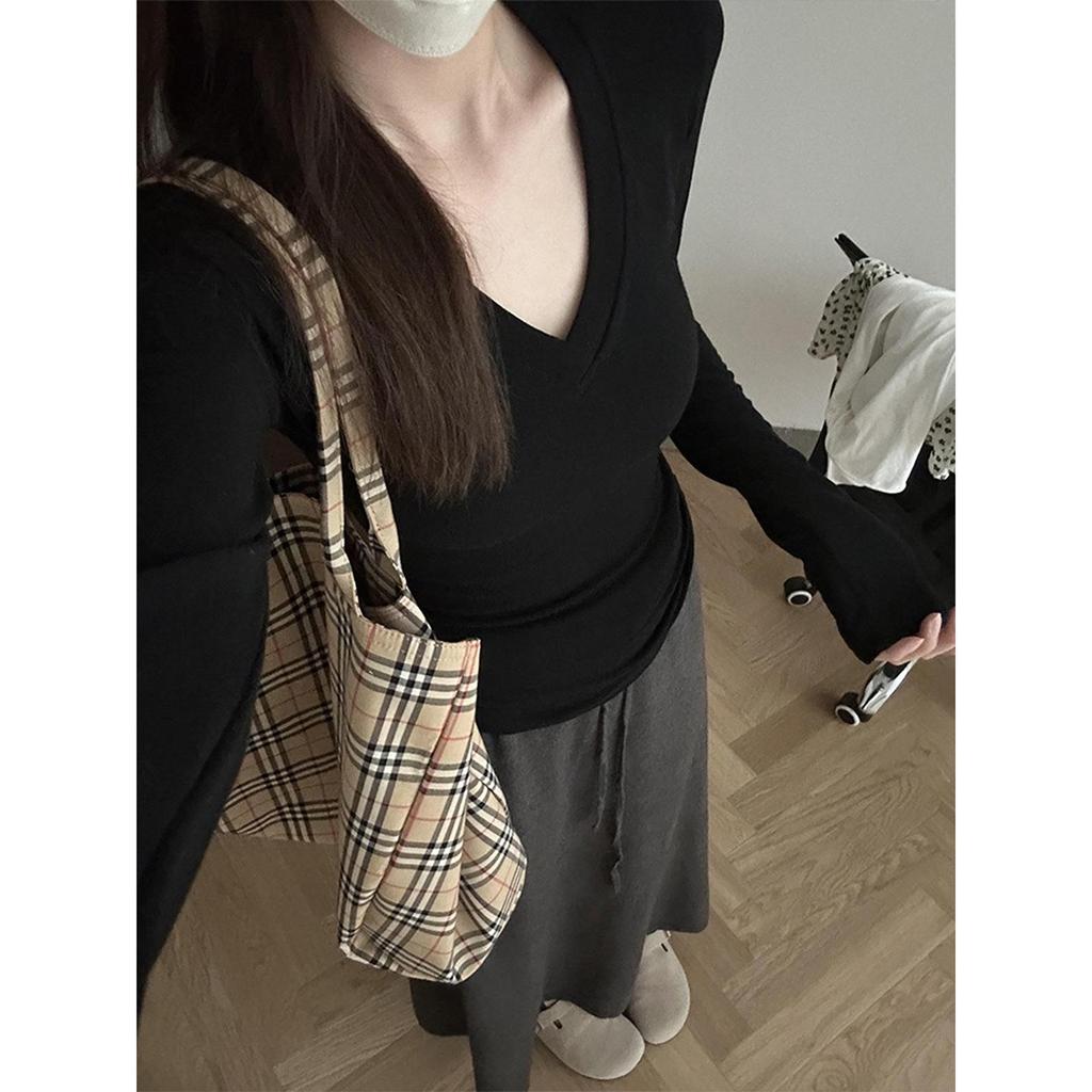 Spicy Girl Slim-Fit V-Neck Long-Sleeve Women's T-Shirt: Versatile, Solid Color, Ideal for Spring, Autumn, Winter.