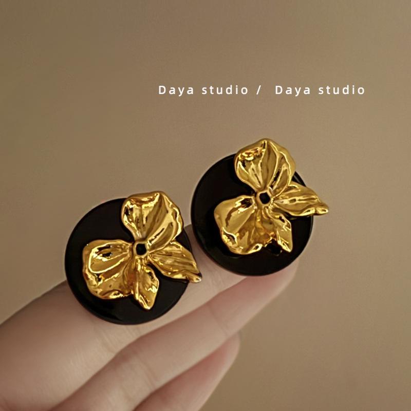 Black Gold Retro Bow Earrings: Trendy, Luxurious, Niche Design for Women