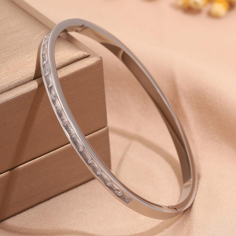 Hot-selling titanium steel bracelet, girls' high-end sense of fashion, popular light luxury in Europe and the United States, Gypsy star love diamond