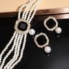 Moderne Kunst Geïnspireerd Meerlaags Imitatie Parels Ketting En Luxe Bijpassende Studs Oorbellen Accessoireset