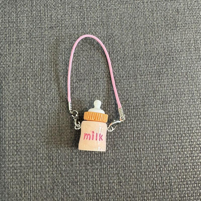 1 Stück Niedliche Cartoon Miniatur Wasserbecher Anhänger Charms für Puppenhalsdekoration Niedliches Mini Milchflaschenmodell Plüschpuppen Zubehör