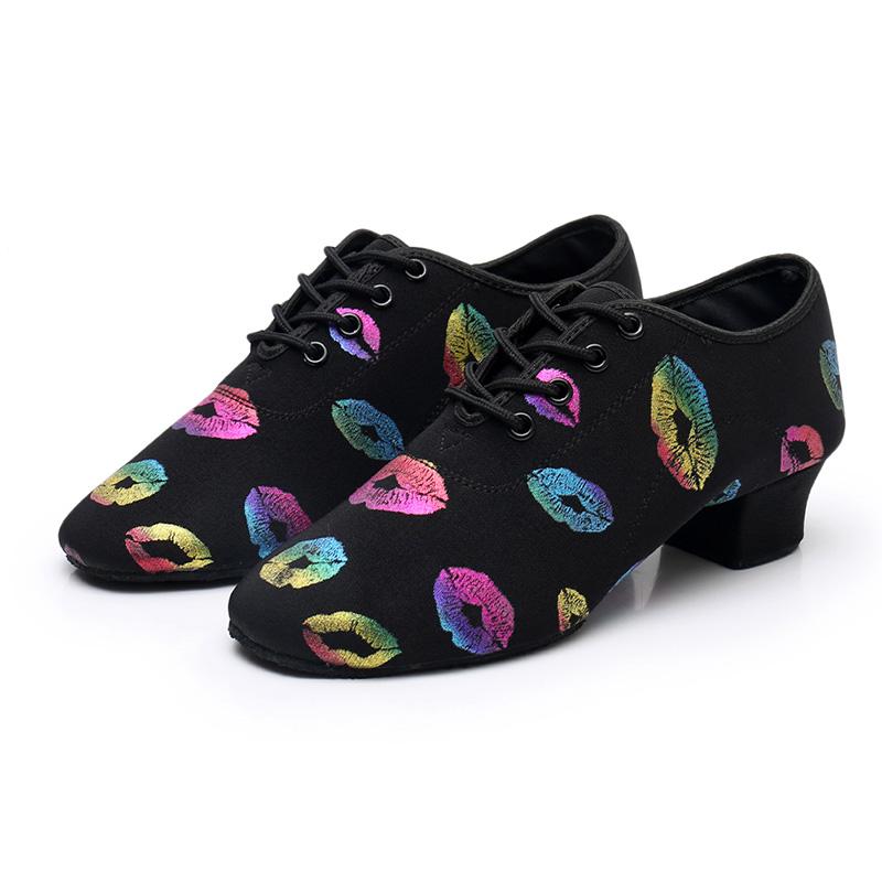 

Женские цветные туфли для танцев из ткани Оксфорд с цветным принтом губ на низком каблуке для латинских танцев, тренировочные туфли для танца живота 37 чёрный