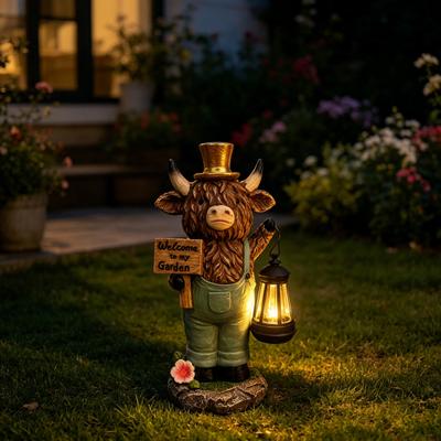 Estatua de Vaca Highland con Linterna Solar Noir Theory, Bienvenido a Mi Escultura Exterior de Resina para Decoración de Patio de Granja Césped