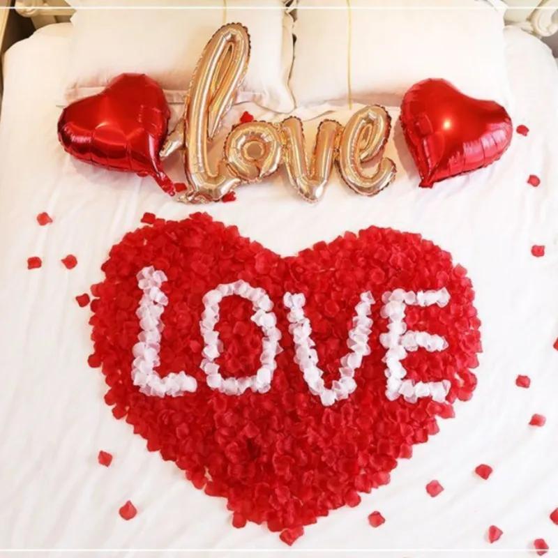 עלי ורדים מלאכותיים וידוי אהבה קישוט לחתונה פרחים מפוזרים ביד יום האהבה הצעת נישואין קישוט רומנטי לחדר חתונה