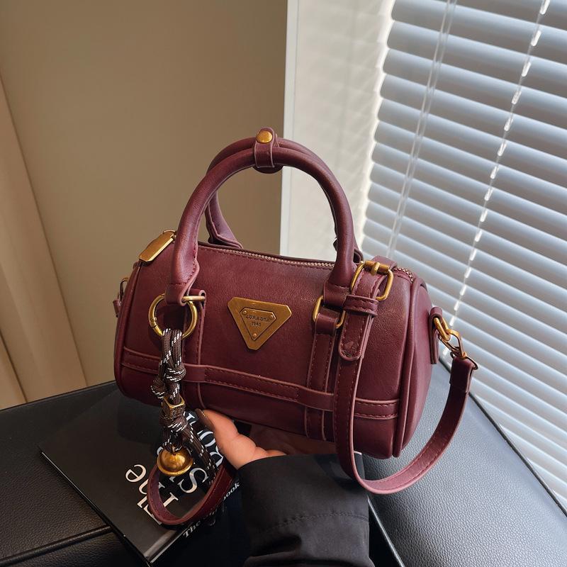 High-end Niche Bag Women's Autumn and Winter Retro New Fashion Messenger Bag Portable Commuter Pillow Bag