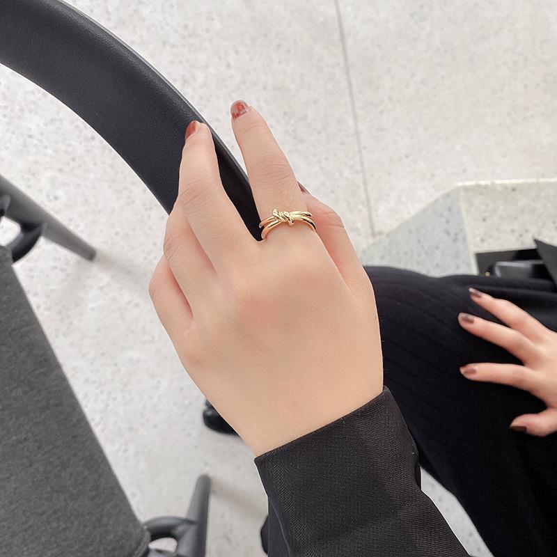 Retro Knot Stackable Ring for Women – Fashionable and Distressed Design for Index or Middle Finger.