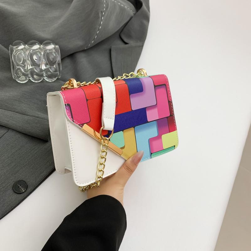 

В этом году популярная контрастная цветная маленькая женская сумка 2024 года, новая модная портативная маленькая квадратная сумка, летняя красивая иностранная сумка-мессенджер белый