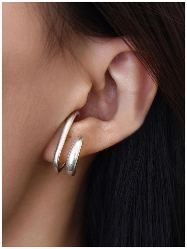 Japanese Minimalist Arc-Shaped Ear Cuff Earrings: Versatile, High-End and Stylish Stud Accessory.