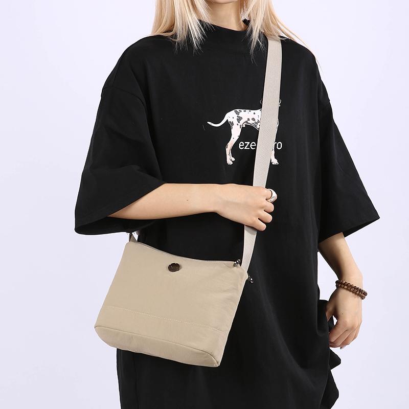 Women's Lightweight Large Capacity Shoulder Bag Commuter Crossbody Bag Middle-Aged Mother Bag