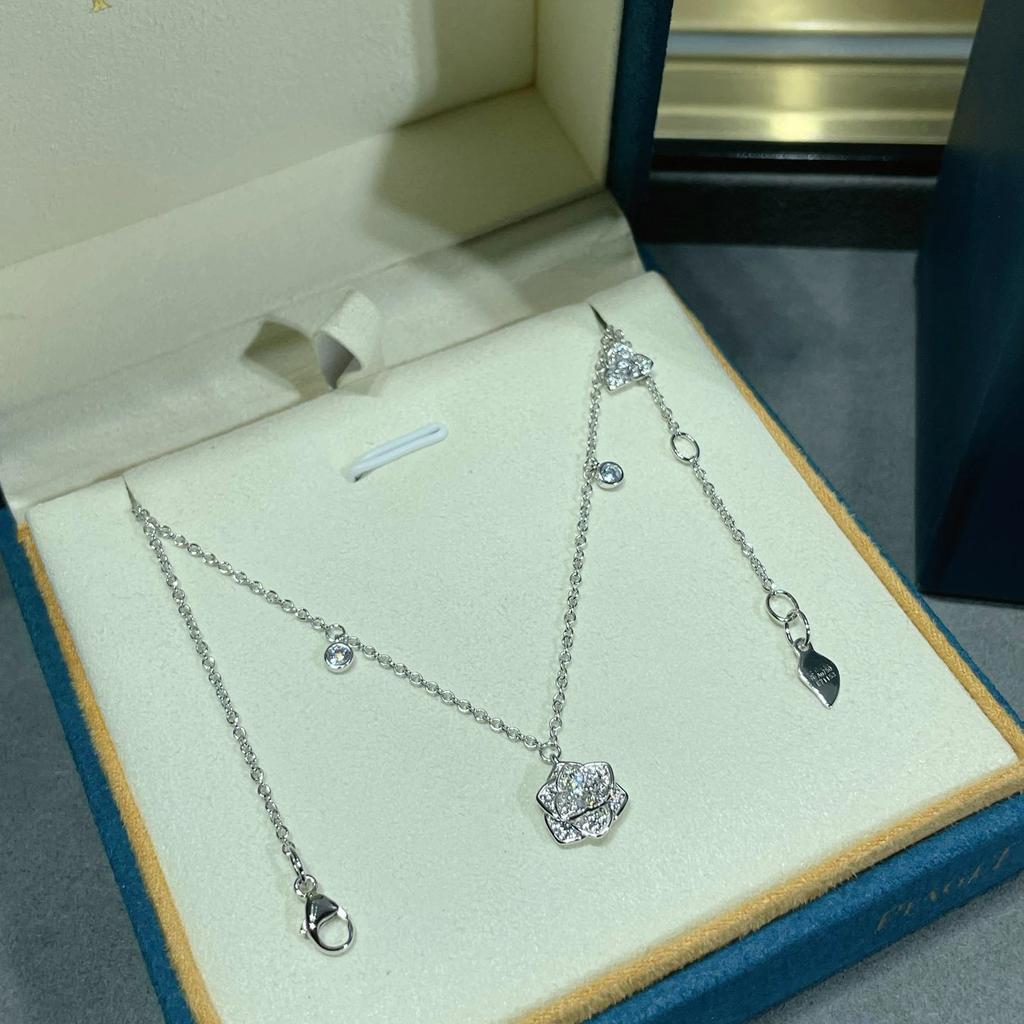 2024 New Hot Brand Vintage Women's Necklace Luxury Jewelry For Women Fashion Flower Type Designer Pendant Long Chain Necklace