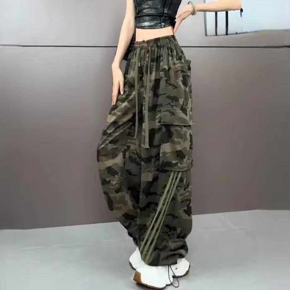 

Жіночі камуфляжні комбінезони в смужку – повсякденні приталені широкі брюки для весни та осені 2024, тренд Medium армія зелений колір