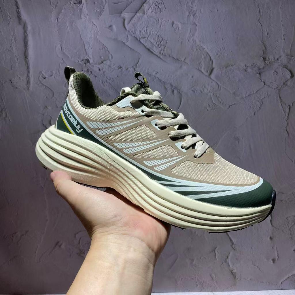 Single tail goods are breathable, leak picking, shock absorption, platform-soled sports shoes, and running shoes are withdrawn from the cabinet.