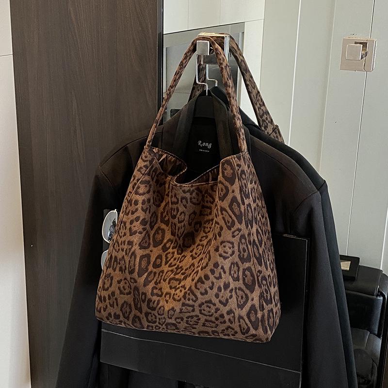 Chic Leopard Print Shoulder Bag: Trendy Versatile Underarm Handbag for Women