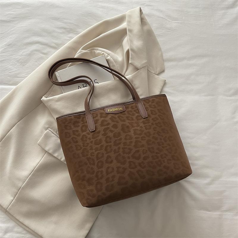 

Вместительная сумка-тоут 2025 осень-зима новая универсальная сумка на плечо для поездок на работу, сумка-подмышка премиальной текстуры коричневый