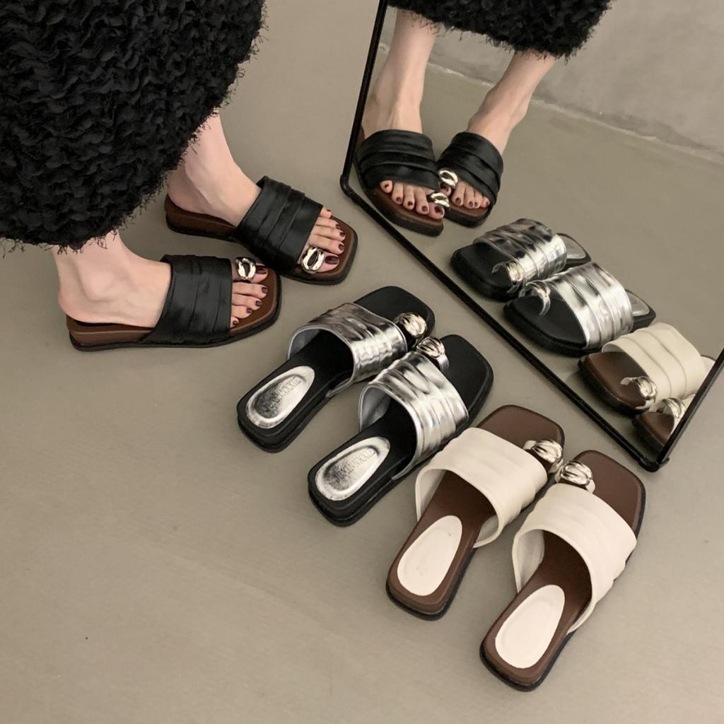 Fashion pleated one-word drag slope heel set toe slippers women's summer wear 2025 new metal buckle beautiful cool slippers