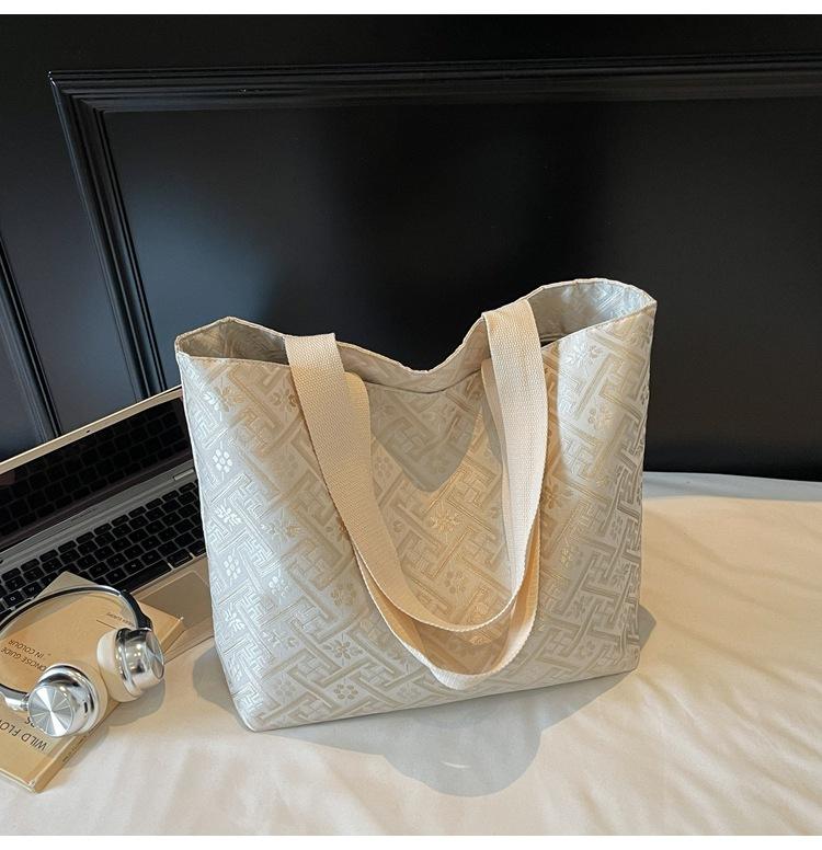 

Commuter to work large-capacity bag women s 2025 new fashion tote bag versatile foreign style shoulder armpit bag бежевый