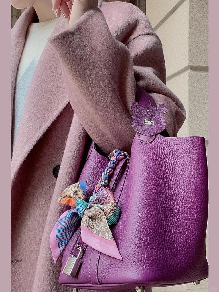 Bolso de Mano para Mujer con Grano de Lichi: Bolso Cubo Versátil, de Alta Gama y de Moda 2025