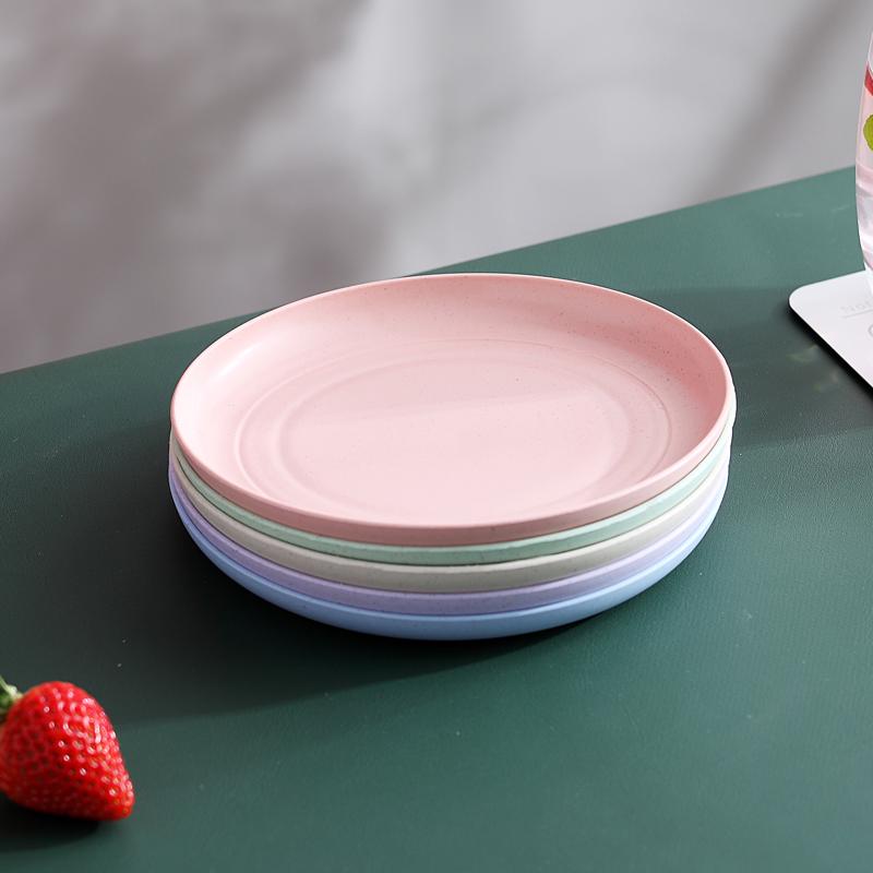 Sada biologicky odbouratelných plastových jídelních talířů odolných vůči vysokým teplotám