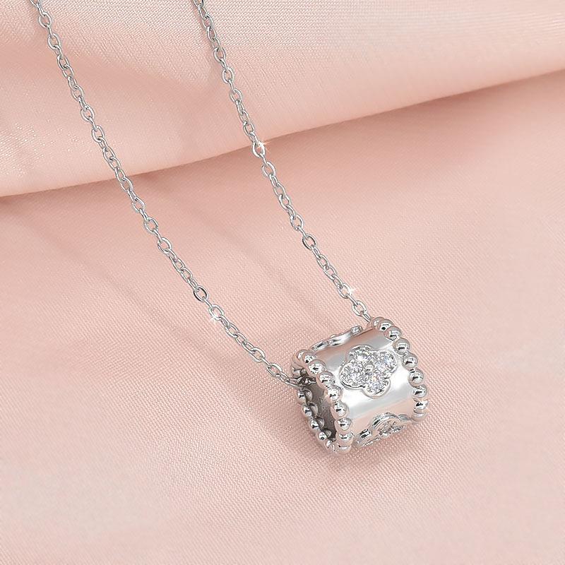 Light Luxury Four-Leaf Clover Small Waist Necklace Women'S Simple And Versatile Micro-Inlaid Kaleidoscope Pendant With The Same Accessories