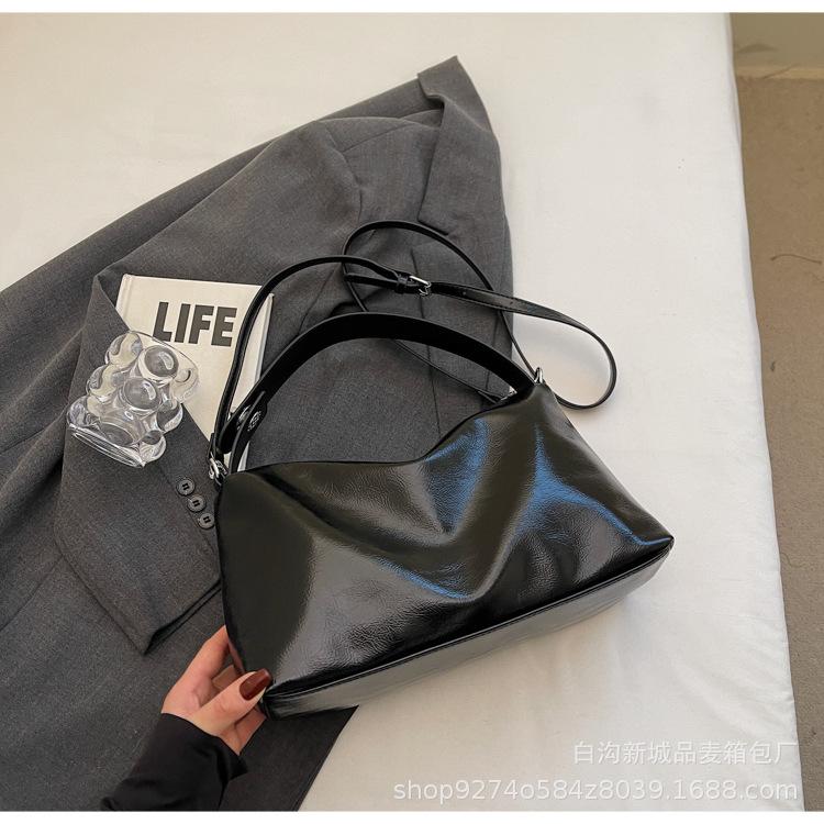 

Large-capacity bag Women s messenger bag 2025 New fashion high-end shoulder bag Autumn work commuter bag Big bag