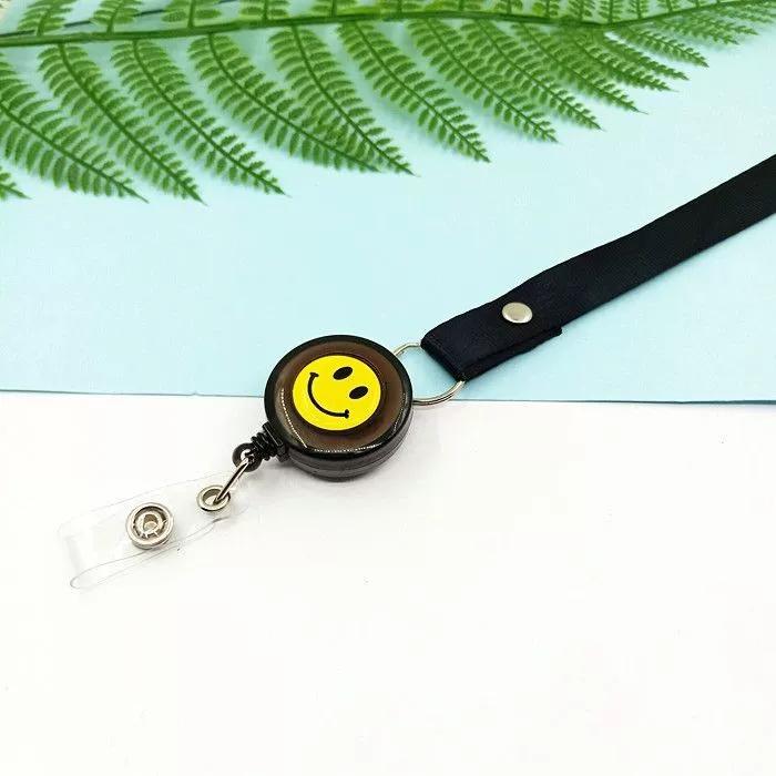 

Мультяшний смайлик 1,5 см шириною ремінець на шию + висувний тримач для карток для ID-карток, робочих бейджів, перепусток безпеки та ключ-карток чорний