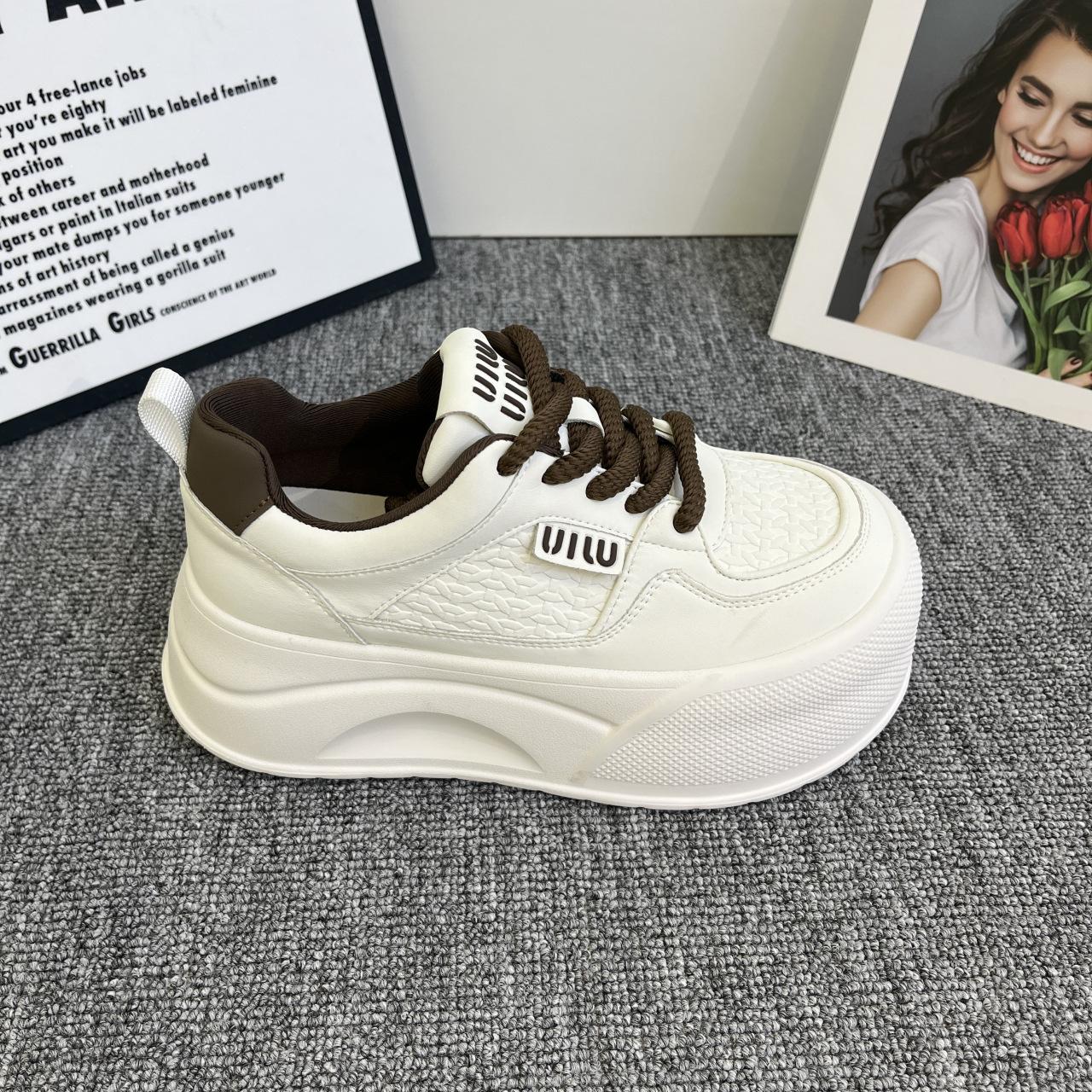 

Маффины на толстой подошве маленькие белые туфли 2025 осень новая кожа удобные 7см спортивная обувь ультралегкая базовая обувь повседневная обувь 40