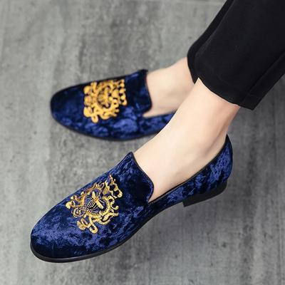 Nové pánské semišové měkké penny loafers s vyšívaným designem, ploché nazouvací, formální pánské sametové loafery, společenské boty, velká velikost 38~45 Zapatos