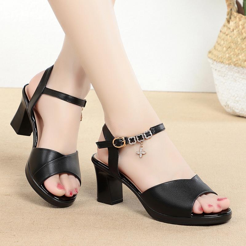 Mote Kvinner Hul Mykt Skinn Vår & Sommer Sandaler med Åpen Tå Klassisk Enkel Komfort Elegant Hæl Metalldekorasjon Tykk Hæl