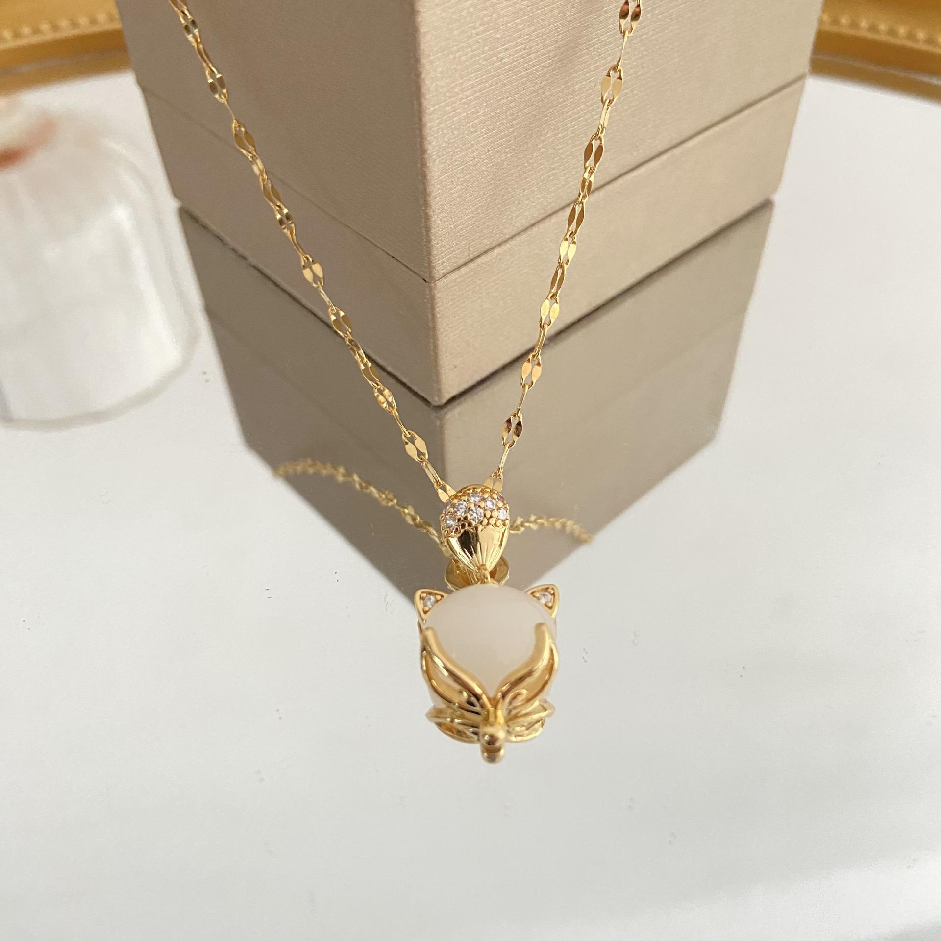 Color-Changing Fox Necklace: Temperature-Sensitive Titanium Steel Clavicle Chain with Luxurious, Fashionable Micro-Inlaid Pendant