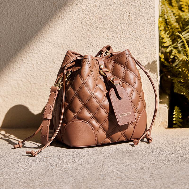

Mrs. Qiao Trendy Bag 2025 New Autumn Winter Drawstring Bucket Bag Women s Crossbody Bag Single Shoulder Versatile Genuine Leather Women s Bag Long18.5CM、Wide11.5CM какао коричневый