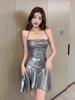 Reizvolles schulterfreies Bodycon-Kleid mit Spaghettiträgern und unregelmäßigem Fishtail-Rock
