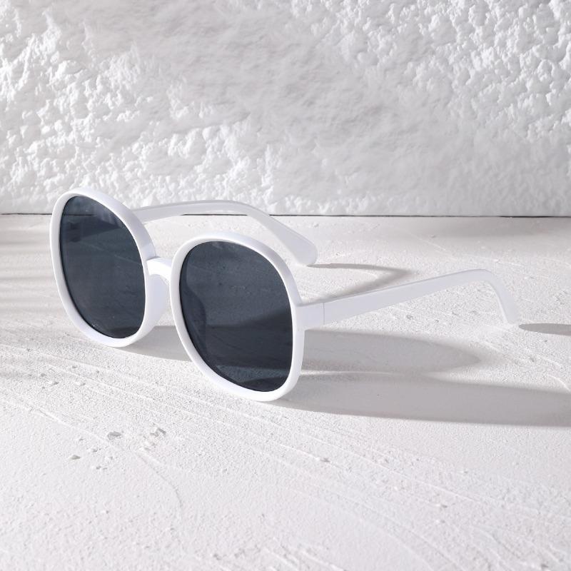 Trendy Sunglasses for Women Men Retro Round Fashion Sun Glasses UV Protection Eyewear for Party Travel Shopping