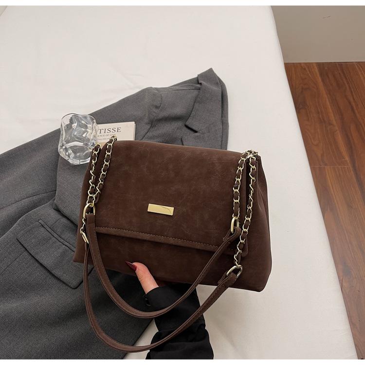 

Premium sense retro casual shoulder bag women s 2025 new popular versatile chain large capacity commuter tote bag темно-коричневого