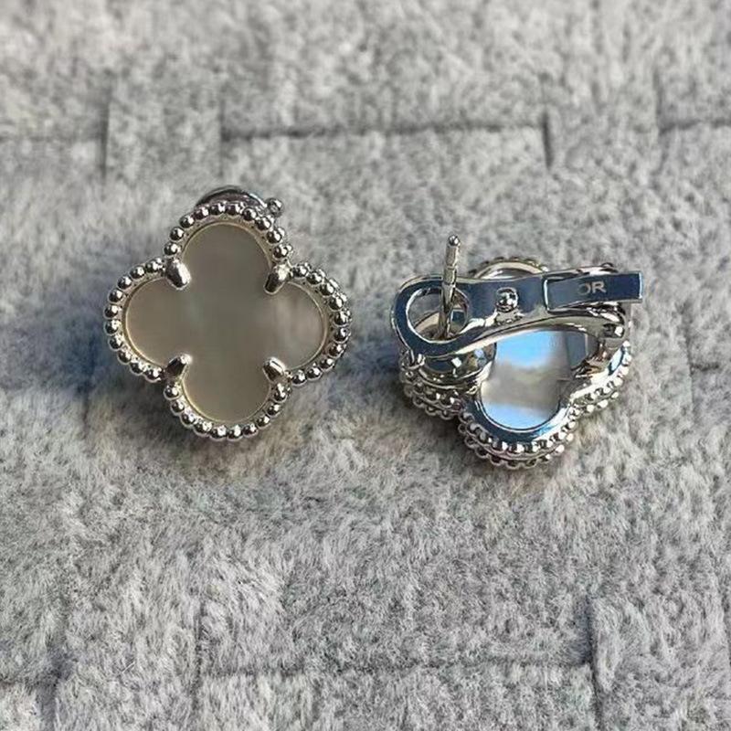 Dört Yapraklı Yonca 15mm Küpelerin Yüksek Versiyonu Kulak Vuruşları Kadın 18k Işık Lüks Ins Tasarım Moda Çok Yönlü Küpeler