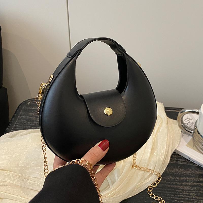 

Сумка-пельмень на одно плечо, дизайн с жестким каркасом, популярный весенний тренд 2025 года, модная, простая, кроссбоди, для поездок на работу, цепочка, подмышечная чёрный