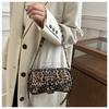 Modische Schultertasche aus Kunstleder für Damen Punk-Stil Nieten Hobo Handtasche mit Kettenriemen