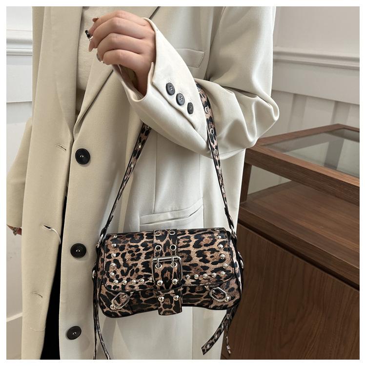Modische Schultertasche aus Kunstleder für Damen Punk-Stil Nieten Hobo Handtasche mit Kettenriemen