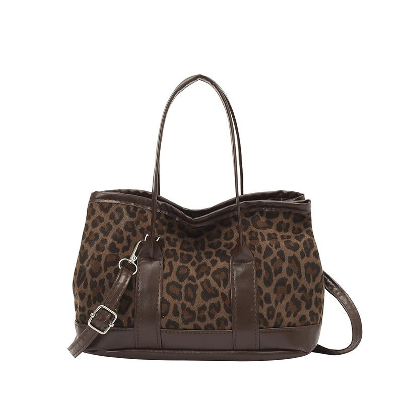 Meng Commuting Crossbody Bag, Handbag, Bucket Bag