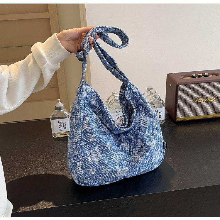 Женская большая вместительная пригородная сумка через плечо — фото 13