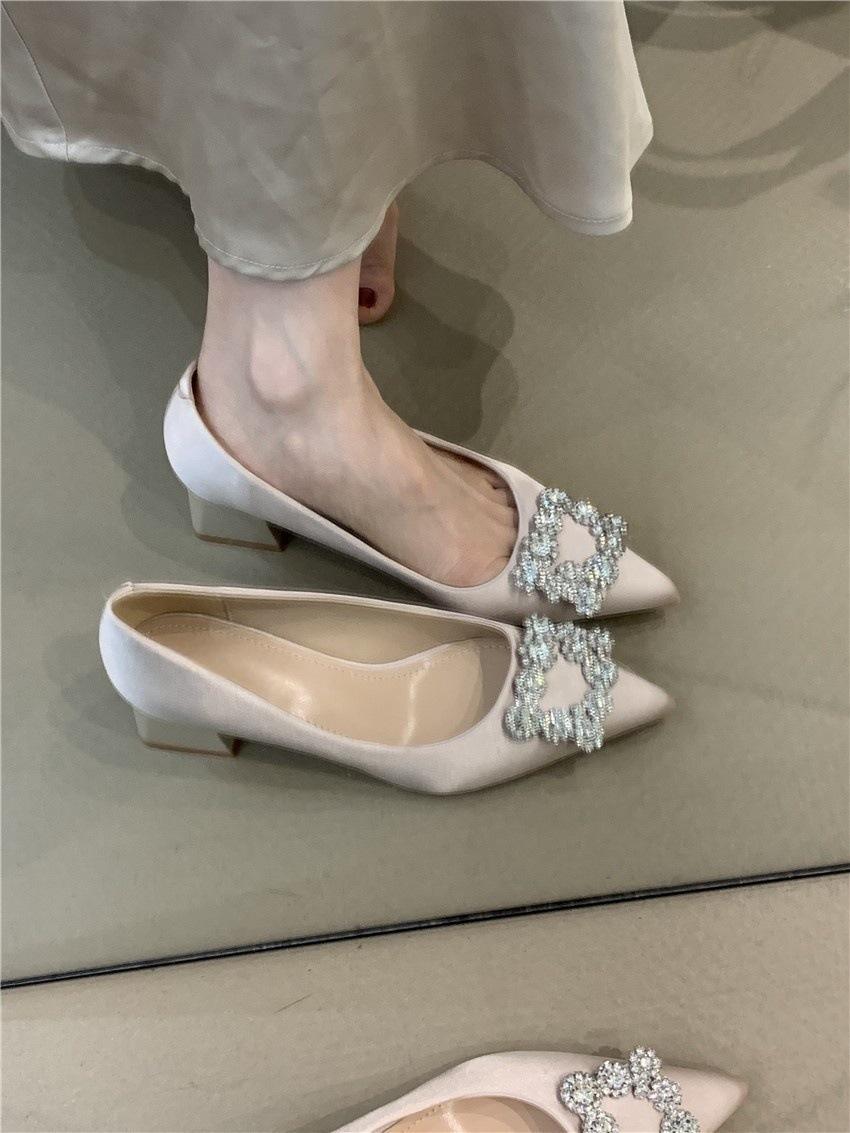 

Женские туфли на высоком толстом каблуке с квадратной пряжкой из стразов, новые 2025, шелковые, с острым носком, с вырезом, свадебные туфли, лодочки 40